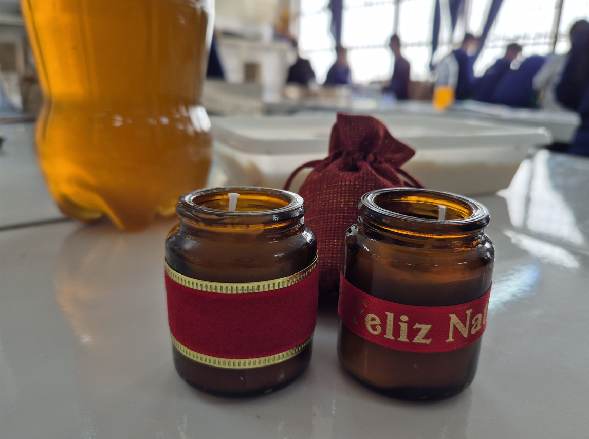 Aprenda a fazer velas de Natal com óleo de cozinha usado