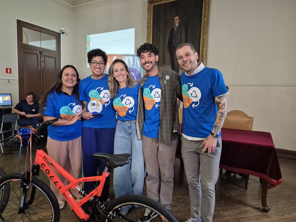 Professora Paula Leticia Freitas; Nicolas Batista da Silva, aluno do 9ºB; diretora-presidente da Ambiental Paraná, Priscila Marchini Brunetta; responsável pela área socioambiental da Ambiental Paraná, Cleverson França; pedagogo e professor Mario Guedes.