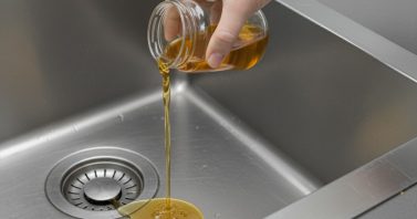 Do óleo de cozinha à água da chuva: sete hábitos domésticos que prejudicam a rede de esgoto