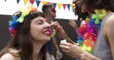 Glitter, preservativo e areia: veja o que não pode ir para o ralo durante o Carnaval