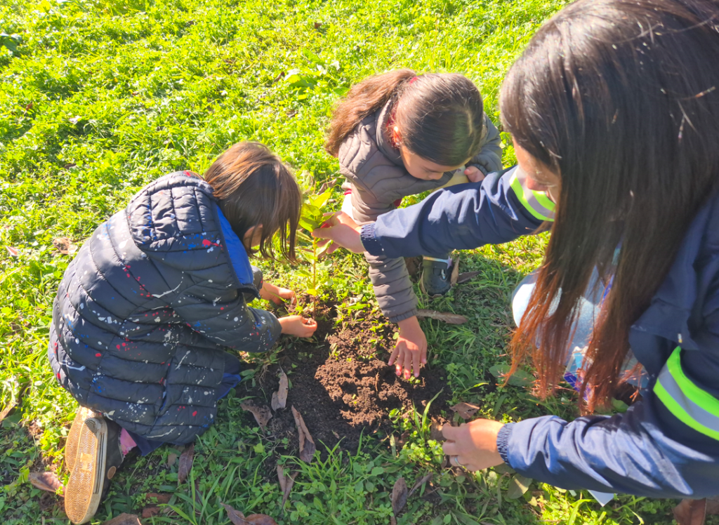 Atividade promovida pela Ambiental Paraná une educação ambiental, preservação dos recursos hídricos e contato dos alunos com a natureza